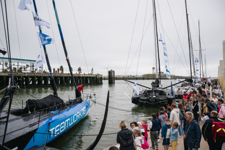 Public sur le village et les pontons de la Course des Caps, Boulogne sur Mer Banque Populaire du Nord 2025.