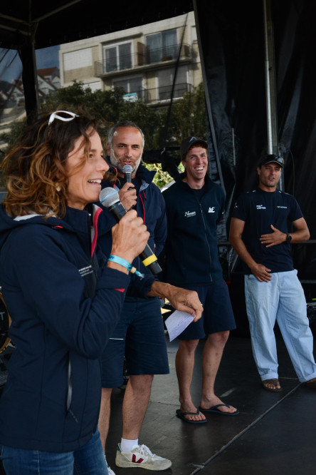 Dédidace du skipper Fabrice Amédéo sur la Course des Caps Boulogne sur Mer Banque Populaire du Nord 2025.