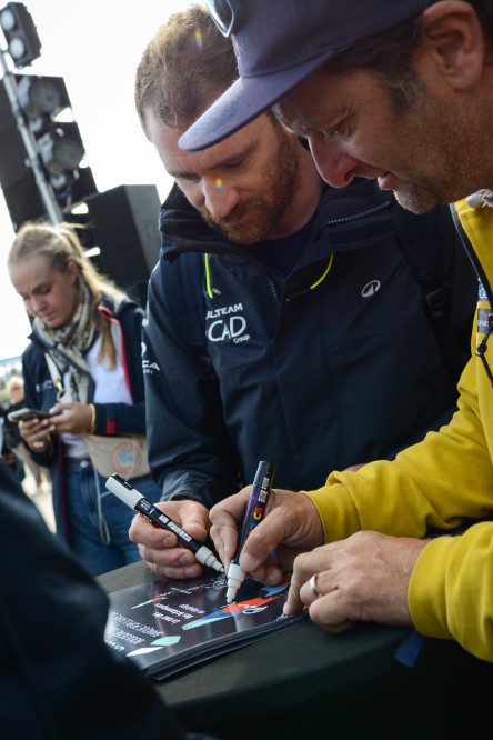 Dédidace des skippers Arnaud Boissières et Benjamin Dutreux sur la Course des Caps Boulogne sur Mer Banque Populaire du Nord 2025.