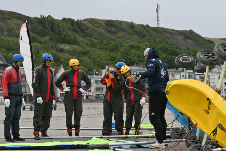 Divertissement des équipes de l'IMOCA NEW EUROPE en char à voile avant le départ de la Course des Caps Boulogne sur Mer Banque Populaire du Nord 2025.