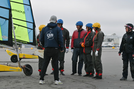 Divertissement des équipes de l'IMOCA NEW EUROPE en char à voile avant le départ de la Course des Caps Boulogne sur Mer Banque Populaire du Nord 2025.