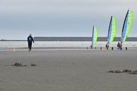 Divertissement des équipes de l'IMOCA NEW EUROPE en char à voile avant le départ de la Course des Caps Boulogne sur Mer Banque Populaire du Nord 2025.
