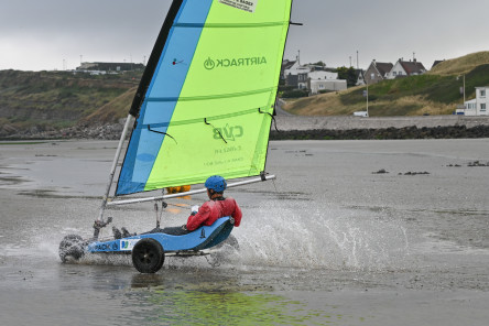 Divertissement des équipes de l'IMOCA NEW EUROPE en char à voile avant le départ de la Course des Caps Boulogne sur Mer Banque Populaire du Nord 2025.