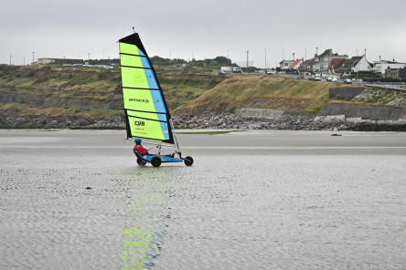 Divertissement des équipes de l'IMOCA NEW EUROPE en char à voile avant le départ de la Course des Caps Boulogne sur Mer Banque Populaire du Nord 2025.