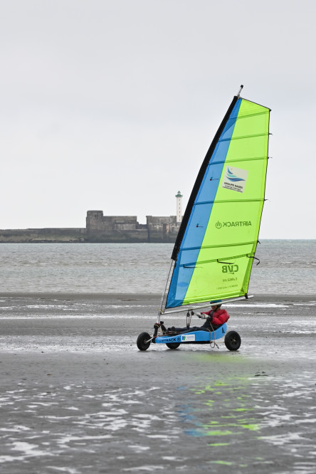 Divertissement des équipes de l'IMOCA NEW EUROPE en char à voile avant le départ de la Course des Caps Boulogne sur Mer Banque Populaire du Nord 2025.