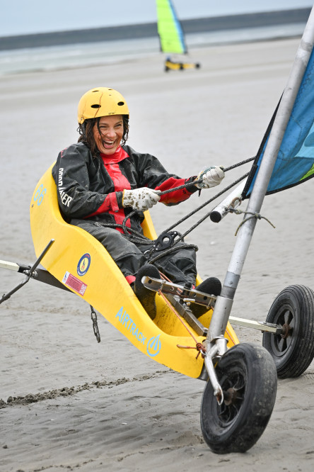 Divertissement des équipes de l'IMOCA NEW EUROPE en char à voile avant le départ de la Course des Caps Boulogne sur Mer Banque Populaire du Nord 2025.