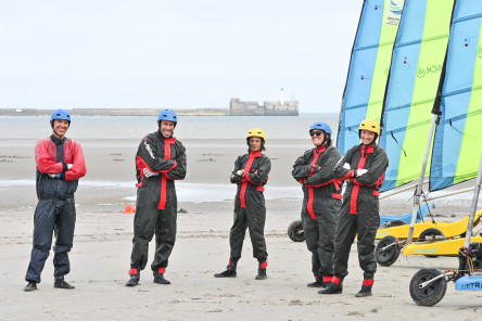 Divertissement des équipes de l'IMOCA NEW EUROPE en char à voile avant le départ de la Course des Caps Boulogne sur Mer Banque Populaire du Nord 2025.
