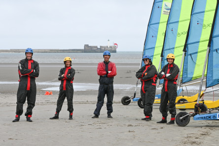 Divertissement des équipes de l'IMOCA NEW EUROPE en char à voile avant le départ de la Course des Caps Boulogne sur Mer Banque Populaire du Nord 2025.