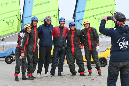Divertissement des équipes de l'IMOCA NEW EUROPE en char à voile avant le départ de la Course des Caps Boulogne sur Mer Banque Populaire du Nord 2025.