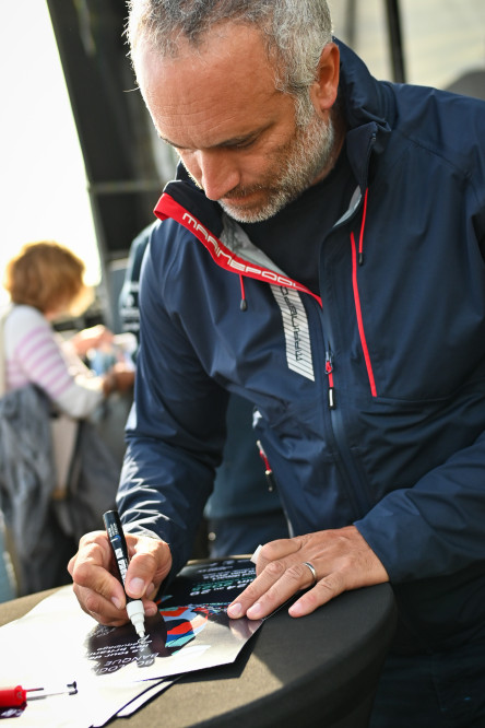 Dédidace du skipper Fabrice Amédéo sur la Course des Caps Boulogne sur Mer Banque Populaire du Nord 2025.
