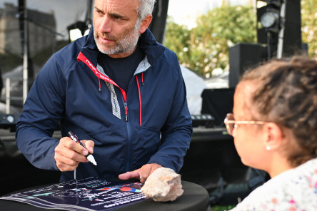Dédidace du skipper Fabrice Amédéo sur la Course des Caps Boulogne sur Mer Banque Populaire du Nord 2025.