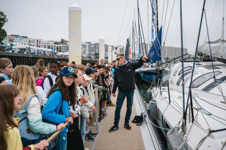Visite guidée des scolaires sur les pontons du village de la Course des Caps Boulogne sur Mer Banque Populaire du Nord 2025.