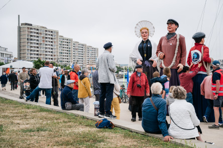 Animation des Géants sur le village de la Course des Caps Boulogne sur Mer Banque Populaire du Nord 2025.