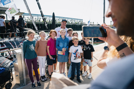 Animation sur les pontons de la Course des Caps Boulogne sur Mer Banque Populaire du Nord 2025.