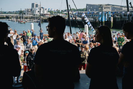 Présentation des skippers de Charal et Teamwork Team SNEF suivi d'une séance de dédicace avec le public du village de la Course des Caps Boulogne sur Mer Banque Populaire du Nord 2025.