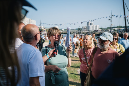 Présentation des skippers de Charal et Teamwork Team SNEF suivi d'une séance de dédicace avec le public du village de la Course des Caps Boulogne sur Mer Banque Populaire du Nord 2025.