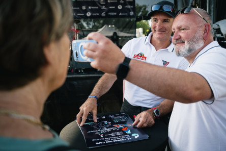 Présentation des skippers de Charal et Teamwork Team SNEF suivi d'une séance de dédicace avec le public du village de la Course des Caps Boulogne sur Mer Banque Populaire du Nord 2025.
