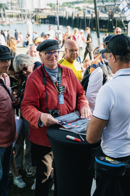 Présentation des skippers de Charal et Teamwork Team SNEF suivi d'une séance de dédicace avec le public du village de la Course des Caps Boulogne sur Mer Banque Populaire du Nord 2025.