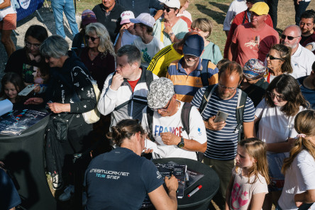 Présentation des skippers de Charal et Teamwork Team SNEF suivi d'une séance de dédicace avec le public du village de la Course des Caps Boulogne sur Mer Banque Populaire du Nord 2025.