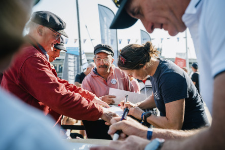 Présentation des skippers de Charal et Teamwork Team SNEF suivi d'une séance de dédicace avec le public du village de la Course des Caps Boulogne sur Mer Banque Populaire du Nord 2025.