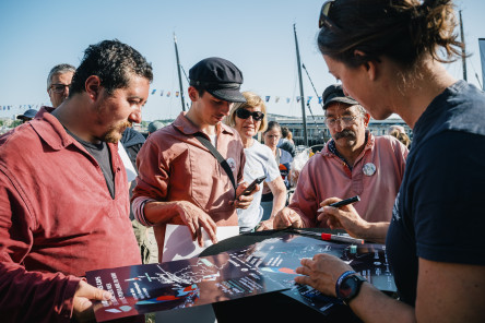 Présentation des skippers de Charal et Teamwork Team SNEF suivi d'une séance de dédicace avec le public du village de la Course des Caps Boulogne sur Mer Banque Populaire du Nord 2025.