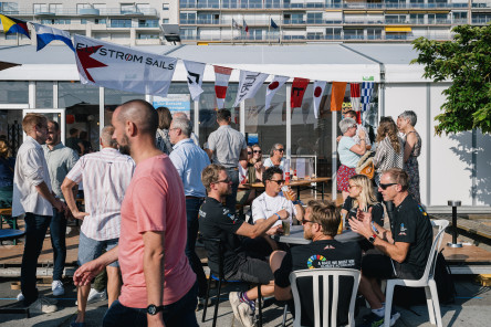Ambiances sur le bar La Trinquette, sur le village de la Course des Caps Boulogne sur Mer Banque Populaire du Nord 2025.