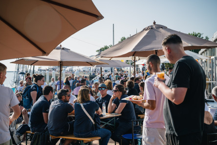 Ambiances sur le bar La Trinquette, sur le village de la Course des Caps Boulogne sur Mer Banque Populaire du Nord 2025.