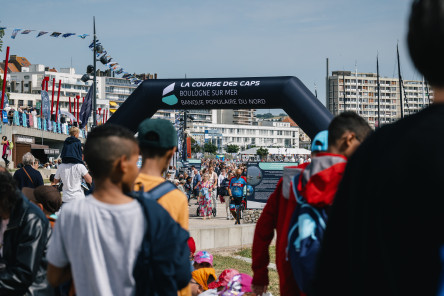 Public sur le village de la Course des Caps Boulogne sur Mer Banque Populaire du Nord 2025.