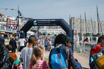 Public sur le village de la Course des Caps Boulogne sur Mer Banque Populaire du Nord 2025.