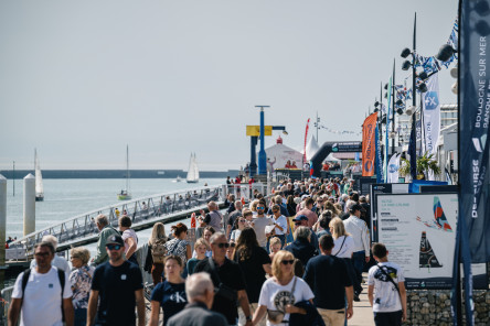 Public sur le village de la Course des Caps Boulogne sur Mer Banque Populaire du Nord 2025.