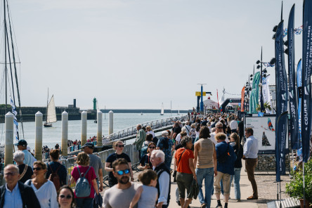 Public sur le village de la Course des Caps Boulogne sur Mer Banque Populaire du Nord 2025.
