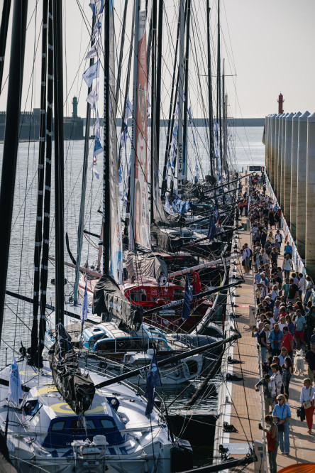 Foule sur les pontons de la Course des Caps Boulogne sur Mer Banque Populaire du Nord 2025.