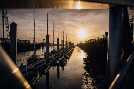 Coucher de Soleil sur les pontons et le village de la Course des Caps Boulogne sur Mer Banque Populaire du Nord 2025.