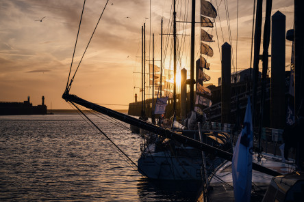 Coucher de Soleil sur les pontons et le village de la Course des Caps Boulogne sur Mer Banque Populaire du Nord 2025.