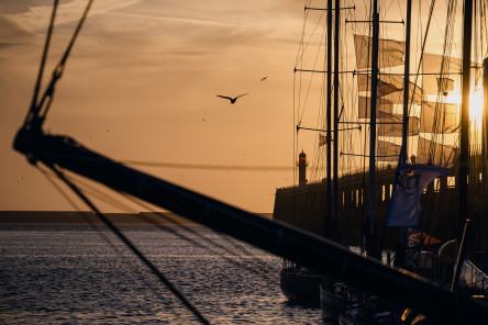 Coucher de Soleil sur les pontons et le village de la Course des Caps Boulogne sur Mer Banque Populaire du Nord 2025.