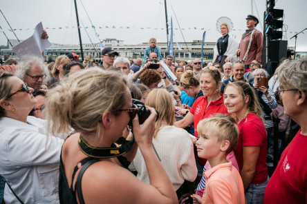 Dédidace des Skippers de Vulnérable et Initiatives Coeur face au public du village de la Course des Caps Boulogne sur Mer Banque Populaire du Nord 2025.