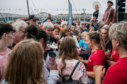 Dédidace des Skippers de Vulnérable et Initiatives Coeur face au public du village de la Course des Caps Boulogne sur Mer Banque Populaire du Nord 2025.