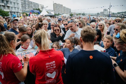 Dédidace des Skippers de Vulnérable et Initiatives Coeur face au public du village de la Course des Caps Boulogne sur Mer Banque Populaire du Nord 2025.