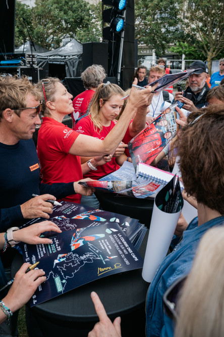 Dédidace des Skippers de Vulnérable et Initiatives Coeur face au public du village de la Course des Caps Boulogne sur Mer Banque Populaire du Nord 2025.