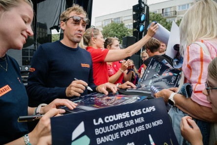 Dédidace des Skippers de Vulnérable et Initiatives Coeur face au public du village de la Course des Caps Boulogne sur Mer Banque Populaire du Nord 2025.