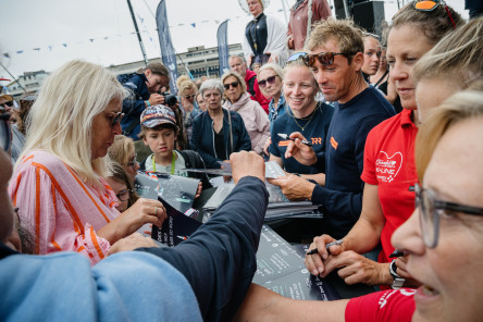 Dédidace des Skippers de Vulnérable et Initiatives Coeur face au public du village de la Course des Caps Boulogne sur Mer Banque Populaire du Nord 2025.