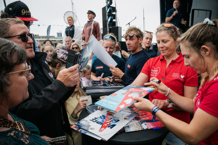 Dédidace des Skippers de Vulnérable et Initiatives Coeur face au public du village de la Course des Caps Boulogne sur Mer Banque Populaire du Nord 2025.