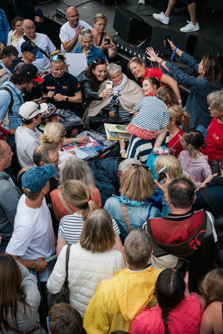 Dédidace des Skippers de Vulnérable et Initiatives Coeur face au public du village de la Course des Caps Boulogne sur Mer Banque Populaire du Nord 2025.