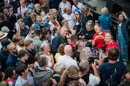 Dédidace des Skippers de Vulnérable et Initiatives Coeur face au public du village de la Course des Caps Boulogne sur Mer Banque Populaire du Nord 2025.