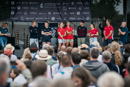 Dédidace des Skippers de Vulnérable et Initiatives Coeur face au public du village de la Course des Caps Boulogne sur Mer Banque Populaire du Nord 2025.