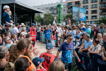 Ambiance avant départ sur le village de la Course des Caps Boulogne sur Mer Banque Populaire du Nord 2025.