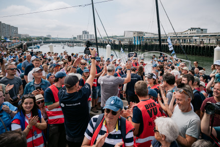 Ambiance avant départ sur le village de la Course des Caps Boulogne sur Mer Banque Populaire du Nord 2025.