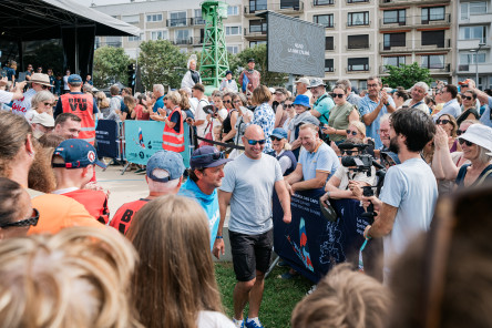 Ambiance avant départ sur le village de la Course des Caps Boulogne sur Mer Banque Populaire du Nord 2025.