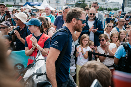 Ambiance avant départ sur le village de la Course des Caps Boulogne sur Mer Banque Populaire du Nord 2025.