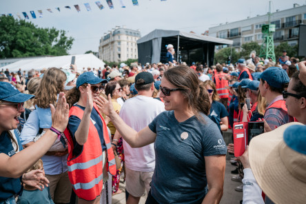 Ambiance avant départ sur le village de la Course des Caps Boulogne sur Mer Banque Populaire du Nord 2025.